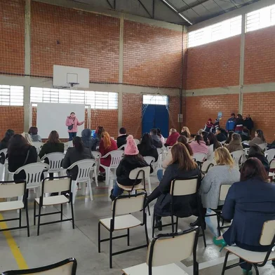 Um encontro realizado pela Secretaria Municipal de Educação (Smed) de Caxias do Sul na manhã deste sábado (6) reuniu cerca de 40 familiares de estudantes com autismo, além de 30 professores das 17 escolas da rede municipal que integram o chamado Território um da rede municipal de ensino. A região também abrange 13 escolas da Educação Infantil, que funcionam em gestão compartilhada com o município. A ação, que tem como objetivo qualificar a prestação do serviço educacional aos estudantes com Transtorno do Espectro Autista (TEA) ocorreu das 9h às 11h30min na Escola Municipal de Ensino Fundamental (EMEF) Presidente Castelo Branco.<!-- NICAID(15168692) -->