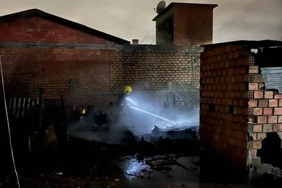 Um incêndio destruiu completamente uma residência de madeira e causou a morte de um cachorro na madrugada desta quinta-feira (21), em Vacaria. O caso aconteceu por volta das 2h49min, na Rua Fernando Filho, no bairro São Francisco.<!-- NICAID(16106622) -->