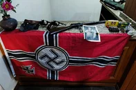 Um homem de 56 anos foi preso por apologia ao nazismo e posse ilegal de armas de fogo no bairro Santana, em Porto Alegre, no dia 04.06.2025<!-- NICAID(16054050) -->