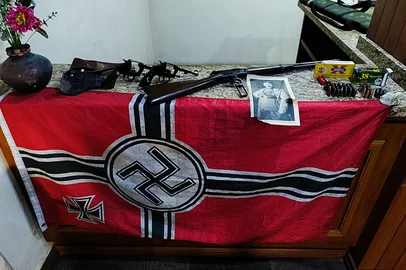 Um homem de 56 anos foi preso por apologia ao nazismo e posse ilegal de armas de fogo no bairro Santana, em Porto Alegre, no dia 04.06.2025<!-- NICAID(16054050) -->