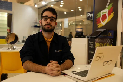 PORTO ALEGRE, RS, BRASIL, 22-08-2025: Queda na taxa de desempregos no segundo semestre. Diogo Krause (foto) estava desempregado e hoje comemora o emprego como vendedor em uma ótica em shopping na capital. Foto: Camila Hermes/Agencia RBS<!-- NICAID(16107885) -->