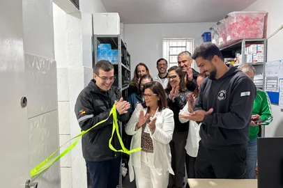 Rafael da Silva Carvalho / Divulgação O secretário da Saúde, Rafael Bueno, esteve na inauguração, juntamente com parte de sua equipe diretiva, como a diretora da Atenção Primária, Juliana Calloni, a diretora da Vigilância em Saúde, Magda Beatriz Teles, e Andiara Peixoto Kaefer, diretora-técnica da Vigilância Epidemiológica.<!-- NICAID(16162889) -->
