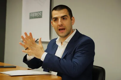 Economista-chefe da Federação das Indústrias do Estado do Rio Grande do Sul (FIERGS), Giovani Baggio. Graduado em Economia pela Universidade Federal de Pelotas (2013) e mestre em Economia, com ênfase em Economia Aplicada, pelo Programa de Pós-Graduação em Economia da Universidade Federal do Rio Grande do Sul (2018). Foto: Dudu Leal/Fiergs/Divulgação<!-- NICAID(15445817) -->