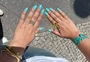 Esmalte azul turquesa: a cor que está de volta às unhas e promete dominar a primavera