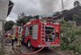 Incêndio atinge pelo menos quatro casas no bairro Canyon, em Caxias do Sul