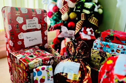 Em clima de Natal, a agência dos Correios do bairro Moinhos de Vento, em Porto Alegre, está recebendo os presentes dos voluntários que adotaram cartinhas escritas pelas crianças com seus pedidos ao Bom Velhinho. Patins, skates, bonecas, bolas e material escolar fazem parte dos desejos, que vêm acompanhados de desenhos.<!-- NICAID(15921059) -->