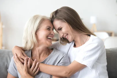 Happy loving older mother and grown millennial daughter laughingFeliz amando mãe mais velha e madura e filha milenar crescida rindo abraçando, carinhosa e sorridente mulher jovem abraçando feliz mãe idosa de meia idade que se diverte em casa passando o tempo juntosFonte: 233887313<!-- NICAID(14316713) -->