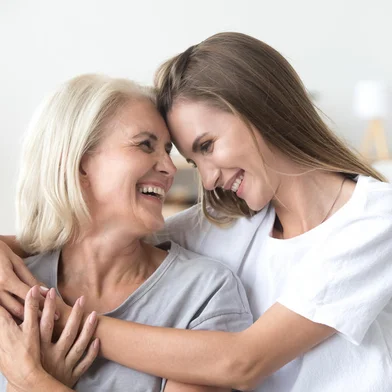 Happy loving older mother and grown millennial daughter laughingFeliz amando mãe mais velha e madura e filha milenar crescida rindo abraçando, carinhosa e sorridente mulher jovem abraçando feliz mãe idosa de meia idade que se diverte em casa passando o tempo juntosFonte: 233887313<!-- NICAID(14316713) -->