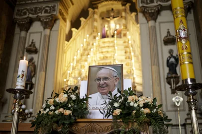 Porto Alegre, RS, Brasil, 21-04-2025: Fieis em oração diante de imagem do Papa Francisco, que morreu aos 88 anos, no altar da Basílica Nossa Senhora das Dores, no Centro de Porto Alegre. Foto: Mateus Bruxel / Agência RBSIndexador: MATEUS BRUXEL<!-- NICAID(16020914) -->