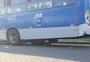 Motociclista e caroneiro vão parar embaixo de ônibus após moto bater na traseira do coletivo