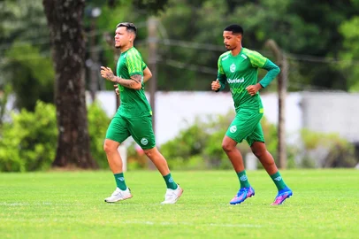 CAXIAS DO SUL, RS, BRASIL, 27/12/2022. Treino do Juventude no Centro de Formação de Atletas e Cidadãos (CFAC). O Juventude se prepara para a estreia do Campeonato Gaúcho 2023. Na foto, Gabriel Aires (E) e Wesley Hudson. (Porthus Junior/Agência RBS)                 <!-- NICAID(15306033) -->
