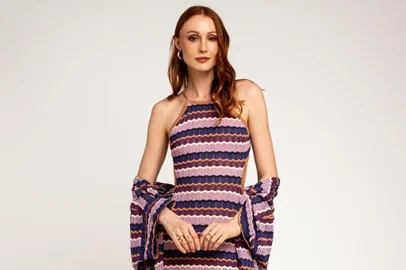 A nova coleção de verão de Rafaela Tomazzoni, "Sob o Sol da Toscana," transcende o conceito tradicional de moda ao propor uma experiência inspirada no estilo de vida toscano.Em vez de uma musa, Rafaela escolheu transmitir um sentimento, uma sensação de vida pautada pela simplicidade, rusticidade e contemplação. A inspiração para a coleção surgiu de suas memórias afetivas da Toscana, onde celebrou recentemente seu aniversário de 50 anos, e decidiu compartilhar com suas clientes o que para ela representa o verdadeiro prazer de viver sem pressa.Modelo: Caroline Brandt<!-- NICAID(15918759) -->