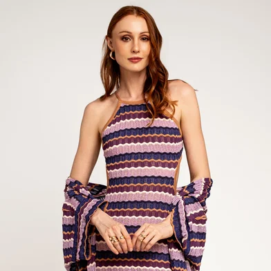 A nova coleção de verão de Rafaela Tomazzoni, "Sob o Sol da Toscana," transcende o conceito tradicional de moda ao propor uma experiência inspirada no estilo de vida toscano.Em vez de uma musa, Rafaela escolheu transmitir um sentimento, uma sensação de vida pautada pela simplicidade, rusticidade e contemplação. A inspiração para a coleção surgiu de suas memórias afetivas da Toscana, onde celebrou recentemente seu aniversário de 50 anos, e decidiu compartilhar com suas clientes o que para ela representa o verdadeiro prazer de viver sem pressa.Modelo: Caroline Brandt<!-- NICAID(15918759) -->