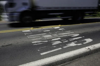 VIAMÃO, RS, BRASIL, 12-12-2022: Sinalização em más condições no km 39. Situação da RS-040, estrada que concentra parte do movimento em direção ao litoral norte do RS durante a temporada de verão. Foto: Mateus Bruxel / Agência RBSIndexador: Mateus Bruxel<!-- NICAID(15293030) -->