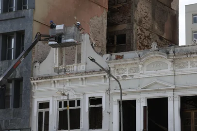 PORTO ALEGRE, RS, BRASIL, 13-11-2025: Dois casarões que foram incendiados, na região da Praça XV, serão demolidos. O serviço será coordenado pela Secretaria de Obras e Infraestrutura. Foto: Mateus Bruxel/Agencia RBS<!-- NICAID(16166513) -->