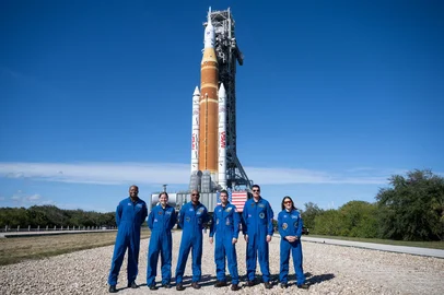 Membros da tripulação reserva da Artemis II, o astronauta da NASA Andre Douglas e a astronauta da CSA (Agência Espacial Canadense) Jenni Gibbons, e os membros da tripulação principal, os astronautas da NASA Victor Glover e Reid Wiseman, o astronauta da CSA (Agência Espacial Canadense) Jeremy Hansen e a astronauta da NASA Christina Koch.<!-- NICAID(16219104) -->