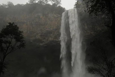 CANELA, RS, BRASIL (29/06/2021)Passeio ao Pé da Cascata do Caracol, novo roteiro turístico da região, oferecido pela Brocker Turismo (o motorista nos deixa na sede da Brocker, em Gramado: Av. das Hortênsias, 1845. De lá vamos em veículo deles. O passeio no Vale da Lageana leva os visitantes até a base da Cascata do Caracol, para visualizar a queda d´água de uma vista inédita, de baixo para cima. O tour conta também a história da colonização da região, que começou no Caracol, e tem outros atrativos como trilhas, iguarias da gastronomia local com fogo de chão, etc...<!-- NICAID(14821771) -->
