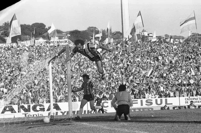 CRÉDITO: Armênio Abascal Meireles, Agência RBS, 25/09/1977-O "gol do salto".FINAL - Gre-Nal – Campeonato Gaúcho de 1977.Grêmio 1 x 0 InterGrêmio Campeão Gaúcho de 1977.Depois de oito anos, o Grêmio, ao vencer o Inter por 1 a0, no dia 25/09/1977, no Olímpico, sagrou-se campeão gaúcho. André Catimba, aos 42 minutos do primeiro tempo, fez o gol. Na comemoração, “o gol do salto”, acabou se machucado.Um tumulto no fim do Gre-Nal antecipou o término da partida.Árbitro:  Luiz Torres (levou uma voadora nas costas).Tocida:  torcedores exaltados pularam o fosso e invadiram o campo.-#ENVELOPE: 122820<!-- NICAID(13160704) -->