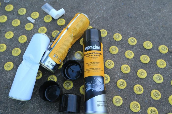 Latas de anti-respingo para solda também foram deixadas no local