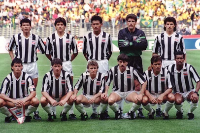 StephanieDoc01l'équipe du Costa Rica pose avant d'affronter le Brésil, à Turin, lors de la Coupe du Monde de football, le 16 juin 1990. De G à D (en haut) : Hector Marchena, Ronald Gonzalez, Roger Gomez, Luis Gabelo Conejo, Mauricio Montero ; de G à D (en bas) : Roger Flores, Claudio Jara, Oscar Ramirez, German Chavarria, José Carlos Chavez, Juan Cayasso. (Photo by GERARD MALIE / AFP)Editoria: SPOLocal: TURINIndexador: GERARD MALIESecao: soccerFonte: AFP<!-- NICAID(16026684) -->