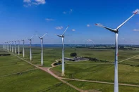 Osório, RS, Brasil - 05-02-2026 – Aerogeradores do Complexo Eólico de Osório ocupam uma área de cerca de 10 mil hectares na planície costeira do Litoral Norte gaúcho.Em 2026, o parque completa 20 anos de operação; a reportagem de GZH entrou em áreas internas para acompanhar o funcionamento das estruturas e a convivência da geração de energia com o território. Foto - Jeff Botega/AG RBS<!-- NICAID(16219683) -->