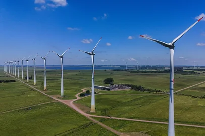 Jeff Botega / Agencia RBS Osório, RS, Brasil - 05-02-2026 – Aerogeradores do Complexo Eólico de Osório ocupam uma área de cerca de 10 mil hectares na planície costeira do Litoral Norte gaúcho.Em 2026, o parque completa 20 anos de operação; a reportagem de GZH entrou em áreas internas para acompanhar o funcionamento das estruturas e a convivência da geração de energia com o território. Foto - Jeff Botega/AG RBS<!-- NICAID(16219683) -->