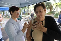 CAXIAS DO SUL, RS, BRASIL. 10.05.2025. Mutirão na Praça Dante Alighieri pretende vacinar 3 mil pessoas. (Ulisses Castro / Agência RBS).<!-- NICAID(16034511) -->