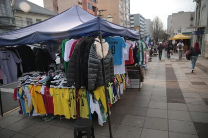 CAXIAS DO SUL, RS, BRASIL, 28/08/2024. O comércio ambulante segue lotando as principais ruas de Caxias do Sul, mas lojistas ainda cobram soluções mais efetivas da prefeitura. (Porthus Junior/Agência RBS)<!-- NICAID(15852610) -->