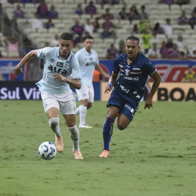 FORTALEZA X GRÊMIOCE - BRASILEIRÃO/FORTALEZA X GRÊMIO - ESPORTES - Alysson, do Grêmio,  na partida entre Fortaleza e Grêmio válida pela 33ª rodada do Campeonato Brasileiro 2025,   realizada na Arena Castelão, em Fortaleza, neste domingo (9).   09/11/2025 - Foto: CAIO ROCHA/O FOTOGRÁFICO/ESTADÃO CONTEÚDOEditoria: ESPORTESLocal: FORTALEZAIndexador: CAIO ROCHAFonte: OfotograficoFotógrafo: O FOTOGRÁFICO<!-- NICAID(16164063) -->