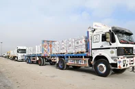 A handout image provided by United Arab Emirates News Agency (WAM) on July 28, 2025 shows trucks carrying humanitarian aid, supplied by UAE AID, waiting to be allowed to cross from the Egyptian side of the Rafah border crossing with the Gaza Strip. (Photo by WAM / AFP) / === RESTRICTED TO EDITORIAL USE - MANDATORY CREDIT "AFP PHOTO / HO / WAM" - NO MARKETING NO ADVERTISING CAMPAIGNS - DISTRIBUTED AS A SERVICE TO CLIENTS ===Editoria: POLLocal: RafahIndexador: -Secao: foreign aidFonte: WAMFotógrafo: Handout<!-- NICAID(16089072) -->