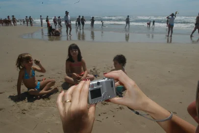 Usa das câmeras digitais se popularizam nas praias.Ana Cristina Molino fotografa as crianças Amanda, Luiza e Mateus.<!-- NICAID(1635891) -->