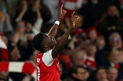 ADRIAN DENNIS / AFP Arsenal's English midfielder #07 Bukayo Saka celebrates scoring the team's first goal during the UEFA Champions League second-leg semi-final football match between Arsenal and Atletico Madrid at the Emirates Stadium in north London on May 5, 2026. (Photo by Adrian Dennis / AFP)<!-- NICAID(16279343) -->