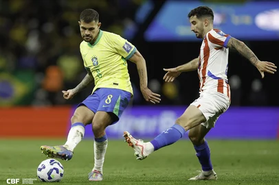 O Brasil derrotou o Paraguai por 1 a 0 e cravou vaga na Copa do Mundo de 2026 nesta terça-feira (10), na Neo Química Arena, em jogo válido pela 16ª rodada das Eliminatórias Sul-Americanas. Destaque para os jogadores  Bruno Guimarães(brasil) em disuputa com  Mathías Villasanti, do ParaguaiIndexador: RAFAEL RIBEIRO/CBF<!-- NICAID(16057108) -->