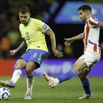 O Brasil derrotou o Paraguai por 1 a 0 e cravou vaga na Copa do Mundo de 2026 nesta terça-feira (10), na Neo Química Arena, em jogo válido pela 16ª rodada das Eliminatórias Sul-Americanas. Destaque para os jogadores  Bruno Guimarães(brasil) em disuputa com  Mathías Villasanti, do ParaguaiIndexador: RAFAEL RIBEIRO/CBF<!-- NICAID(16057108) -->