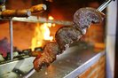 PORTO ALEGRE, RS, BRASIL, 12-12-2019: Alta do preço da carne e o impacto no valor dos restaurantes. Na foto, rodízio de churrasco em Porto Alegre (FOTO FÉLIX ZUCCO/AGÊNCIA RBS, Editoria de Notícias).<!-- NICAID(14357070) -->