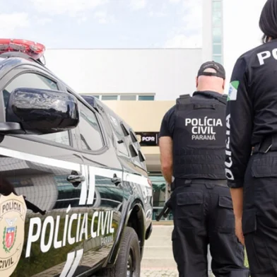 Uma mulher de 18 anos foi vítima de estupro por um eletricista terceirizado da Companhia Paranaense de Energia (Copel) dentro de sua casa. O crime aconteceu em Ponta Grossa, no Paraná, após a jovem acionar a concessionária devido à falta de energia em sua residência.Dois prestadores de serviço foram enviados para atender ao chamado. Um deles acompanhou a vítima até o porão da casa para buscar uma ferramenta necessária para o reparo, e foi nesse local que o abuso sexual ocorreu, segundo a delegada Cláudia Krüger<!-- NICAID(16076042) -->