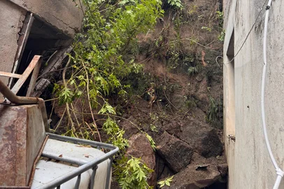 Doze pessoas são evacuadas de casa após deslizamento em Encantado<!-- NICAID(16013278) -->