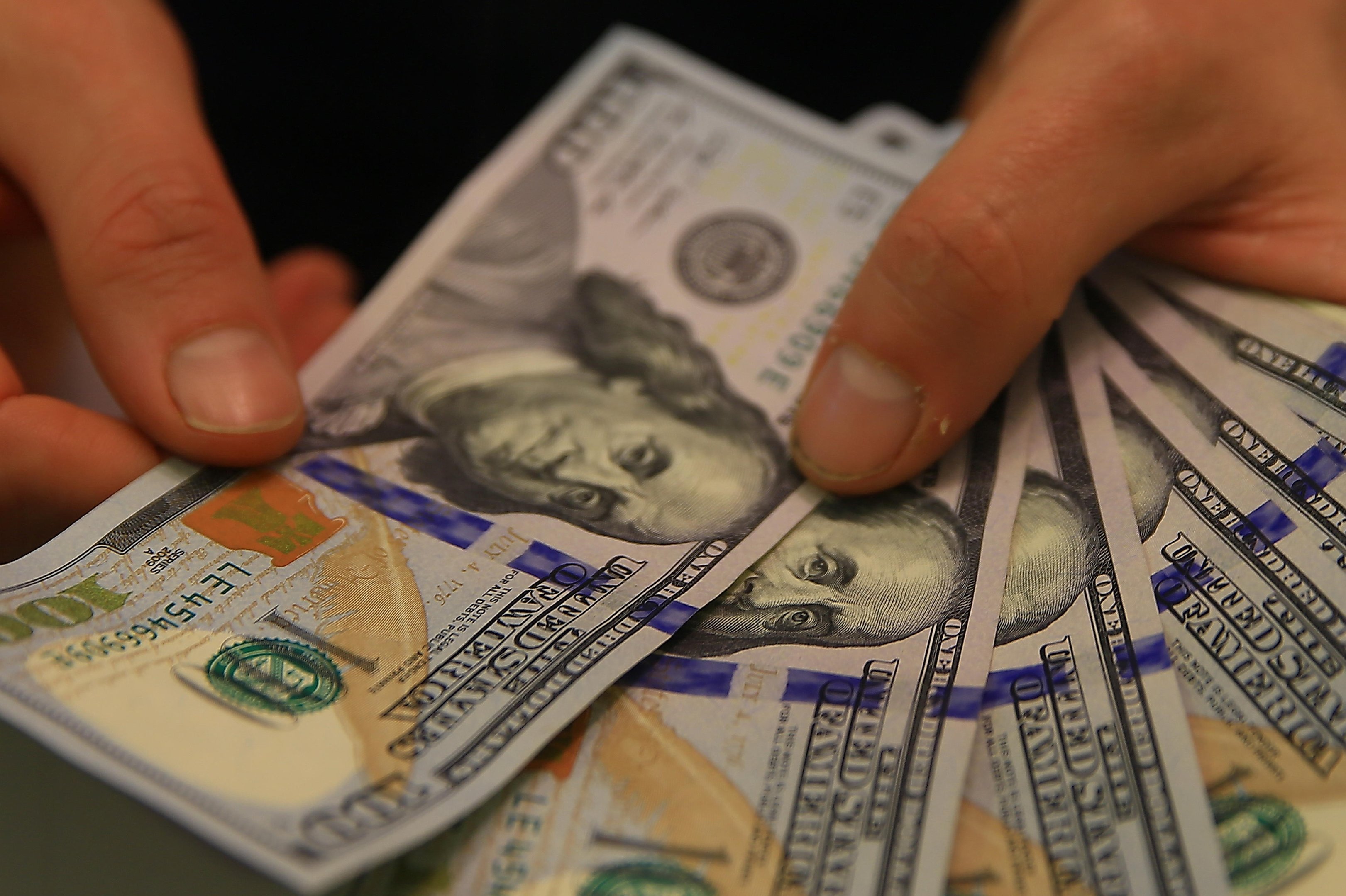 D&oacute;lar recua, bolsa tem forte alta e petr&oacute;leo passa de US$ 70