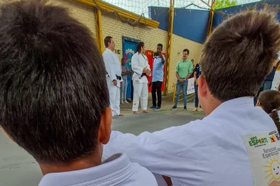 Projeto que leva judô a 160 jovens da periferia de Porto Alegre é lançado com aula de atleta olímpica <!-- NICAID(16233523) -->