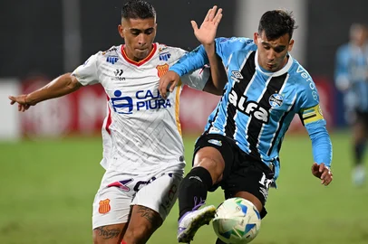Atletico Grau's midfielder #08 Diego Soto and Gremio's Argentine midfielder #10 Franco Cristaldo fight for the ball during the Copa Sudamericana group stage football match between Peru's Atletico Grau and Brazil's Gremio at the Alejandro Villanueva stadium in Lima on May 7, 2025. (Photo by ERNESTO BENAVIDES / AFP)Editoria: SPOLocal: LimaIndexador: ERNESTO BENAVIDESSecao: soccerFonte: AFPFotógrafo: STF<!-- NICAID(16032531) -->