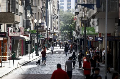 PORTO ALEGRE, RS, BRASIL - 2025.02.18 - Hoje, há 46 salas comerciais na Rua dos Andradas desocupadas. Após pandemia, obras centrais e alagamento, alguns comercios não resistiram a alugueis elevados e movimento fraco na região central da cidade. (Foto: André Ávila/ Agência RBS)Indexador: Andre Avila<!-- NICAID(15979064) -->