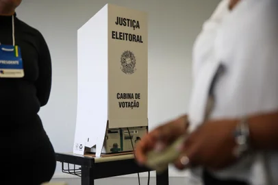 PORTO ALEGRE, RS, Brasil, 06.10.24: Eleições 2024 - Ponto de votação na PUCRS. Fotos: Duda Fortes, Agencia RBS<!-- NICAID(15883646) -->