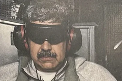 This image posted on US President Donald Trump's Truth Social account on January 3, 2026, shows what President Trump says is Venezuela's President Nicolas Maduro onboard the USS Iwo Jima after the US military captured him on January 3, 2026. President Donald Trump said Saturday that US forces had captured Venezuelan leader Nicolas Maduro after launching a "large scale strike" on the South American country. "The United States of America has successfully carried out a large scale strike against Venezuela and its leader, President Nicolas Maduro, who has been, along with his wife, captured and flown out of the Country," Trump said on Truth Social. (Photo by HANDOUT / US President Donald Trump's TRUTH Social account / AFP) / RESTRICTED TO EDITORIAL USE - MANDATORY CREDIT "AFP PHOTO /  US PRESIDENT DONALD TRUMP'S TRUTH SOCIAL ACCOUNT / HANDOUT" - HANDOUT - NO MARKETING NO ADVERTISING CAMPAIGNS - DISTRIBUTED AS A SERVICE TO CLIENTSEditoria: POLLocal: At seaIndexador: HANDOUTSecao: armed ForcesFonte: US President Donald Trump's TRUTFotógrafo: Handout<!-- NICAID(16197442) -->