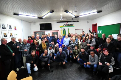 Felipe Gremelmaier (centro) escolhido candidato do MDB em Caxias do Sul para disputa da prefeitura. Na foto o diretório do partido após a decisão.<!-- NICAID(15779752) -->