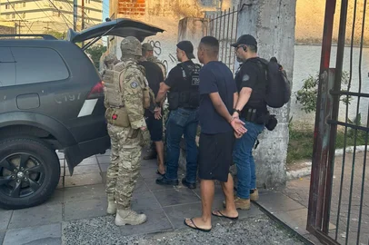 Polícia Civil realizou, na manhã desta terça-feira (4), uma operação no condomínio Princesa Isabel, na área central de Porto Alegre. No local, quatro pessoas foram presas, entre elas dois envolvidos em um ataque a tiros no bairro Campo Novo<!-- NICAID(15968583) -->