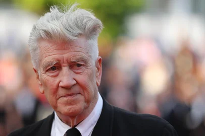 David Lynch reveals emphysema diagnosis, vows to 'never' retire(FILES) US director David Lynch arrives on May 25, 2017 for the screening of the tv series 'Twin Peaks' at the 70th edition of the Cannes Film Festival in Cannes, southern France. Hollywood film director David Lynch disclosed August 5, he was living with emphysema, a chronic lung disease, but it has not forced him into retirement."Yes, I have emphysema from my many years of smoking," Lynch wrote on X, formerly Twitter.Lynch, 78, had originally discussed the diagnosis in an interview published in the British film magazine Sight and Sound, where he said the condition affected his mobility and that he was only able to continue directing remotely, according to multiple media reports. (Photo by Valery HACHE / AFP)Editoria: ACELocal: CannesIndexador: VALERY HACHESecao: cinemaFonte: AFPFotógrafo: STF<!-- NICAID(15833998) -->