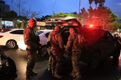 PORTO ALEGRE, RS, BRASIL, 03/06/2024- Ação da polícia no Carandiru, próximo do Instituto de Cardiologia. helicóptero sobrevoando, polícia de choque pronta para invadir. Foto: Ronaldo Bernardi / Agencia RBS<!-- NICAID(15779127) -->