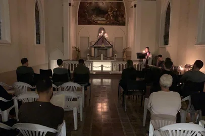 Sob a luz de velas, fiéis contemplam o Ofício de Trevas na Capela do Santo Sepulcro, em Caxias do Sul.<!-- NICAID(16020211) -->