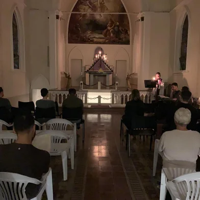 Sob a luz de velas, fiéis contemplam o Ofício de Trevas na Capela do Santo Sepulcro, em Caxias do Sul.<!-- NICAID(16020211) -->