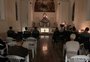 Sob a luz de velas, fiéis contemplam o Ofício de Trevas na Capela do Santo Sepulcro, em Caxias do Sul